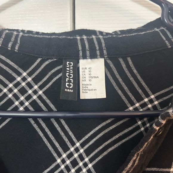 H&M Divided Black & White Plaid Button Down Shirt -Women’s Size 10 (Oversized) - Picture 3 of 4
